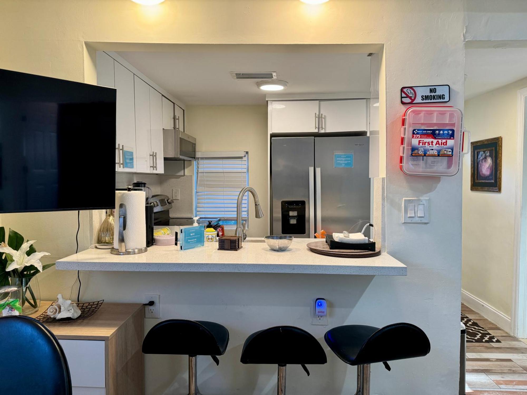 Private Rooms At Miami Centrally Located With Free Parking Exterior photo